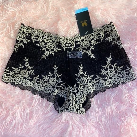 Embrace Lace Embroidered Boyshort by Wacoal - Picture 3 of 6